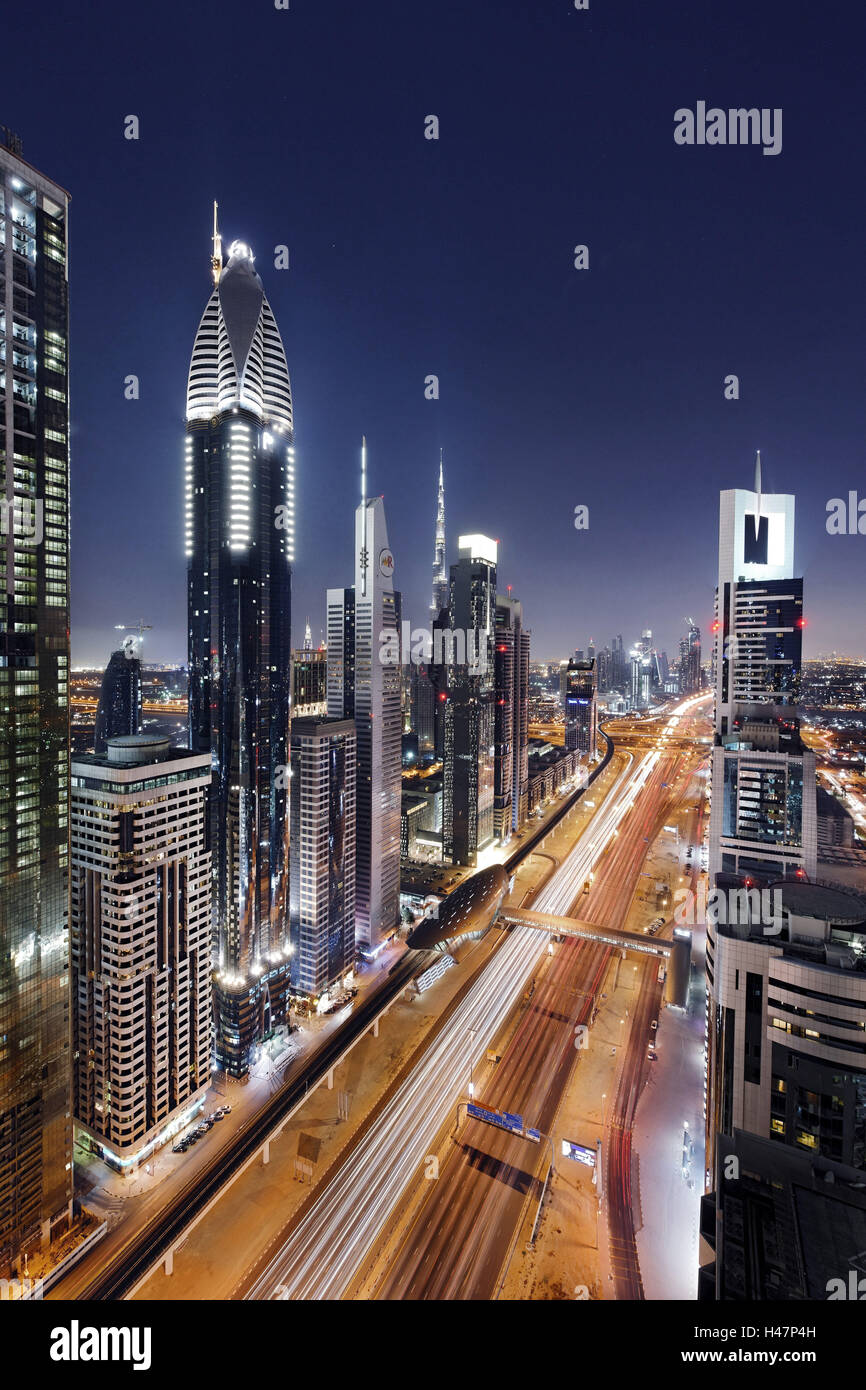 Zentrum von Dubai City, Panorama, Skyline, Abendstimmung am Persischen Golf, Verkehr, Metropole, Sheik Zayed Road, Dubai, Vereinigte Arabische Emirate, Stockfoto
