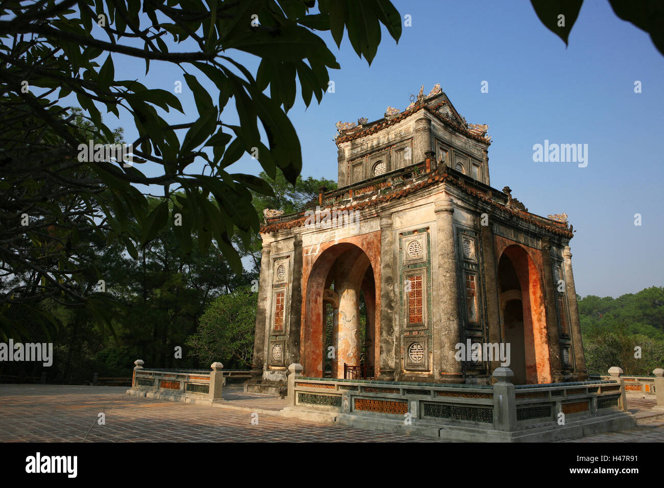 Stele-Pavillon (Bi Dinh) Gehäuse eine Gedenkstele, Tu Ducs Herrschaft, Lang Tu Duc, Hue, Vietnam Stockfoto