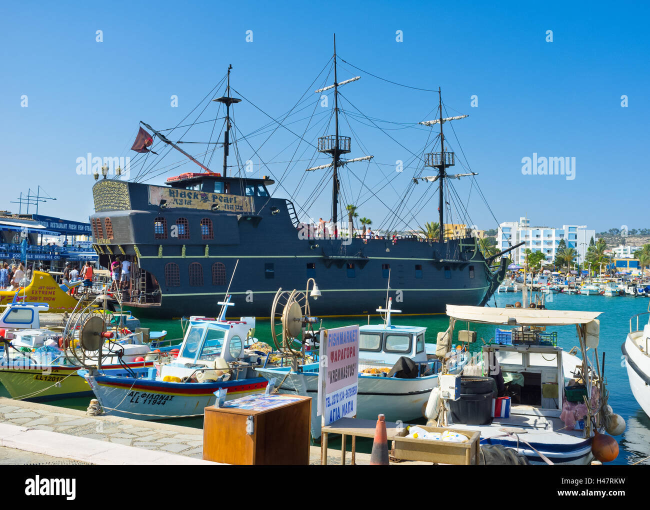 Der Hafen des Ortes mit den kleinen Fischerbooten und hölzernen Galeone Black Pearl für touristische Ausflüge, Ayia Napa, Zypern Stockfoto