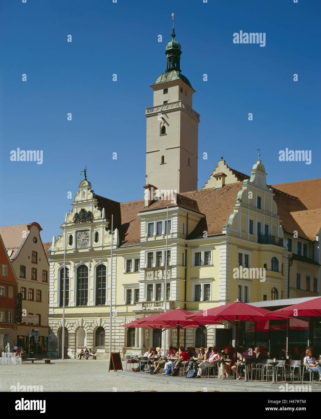 Deutschland, Oberbayern, Ingolstadt, Rathausplatz, altes Rathaus, Kirche, St.Moritz, Kirchturm, Straßencafé, Süddeutschland, Bayern, Stadt, Ort von Interesse, Gebäude, Struktur, Architektur, Fassade, Café, Bar, street Bar, Person, Sonne, Sonnenschirme, Sommer, draußen Stockfoto