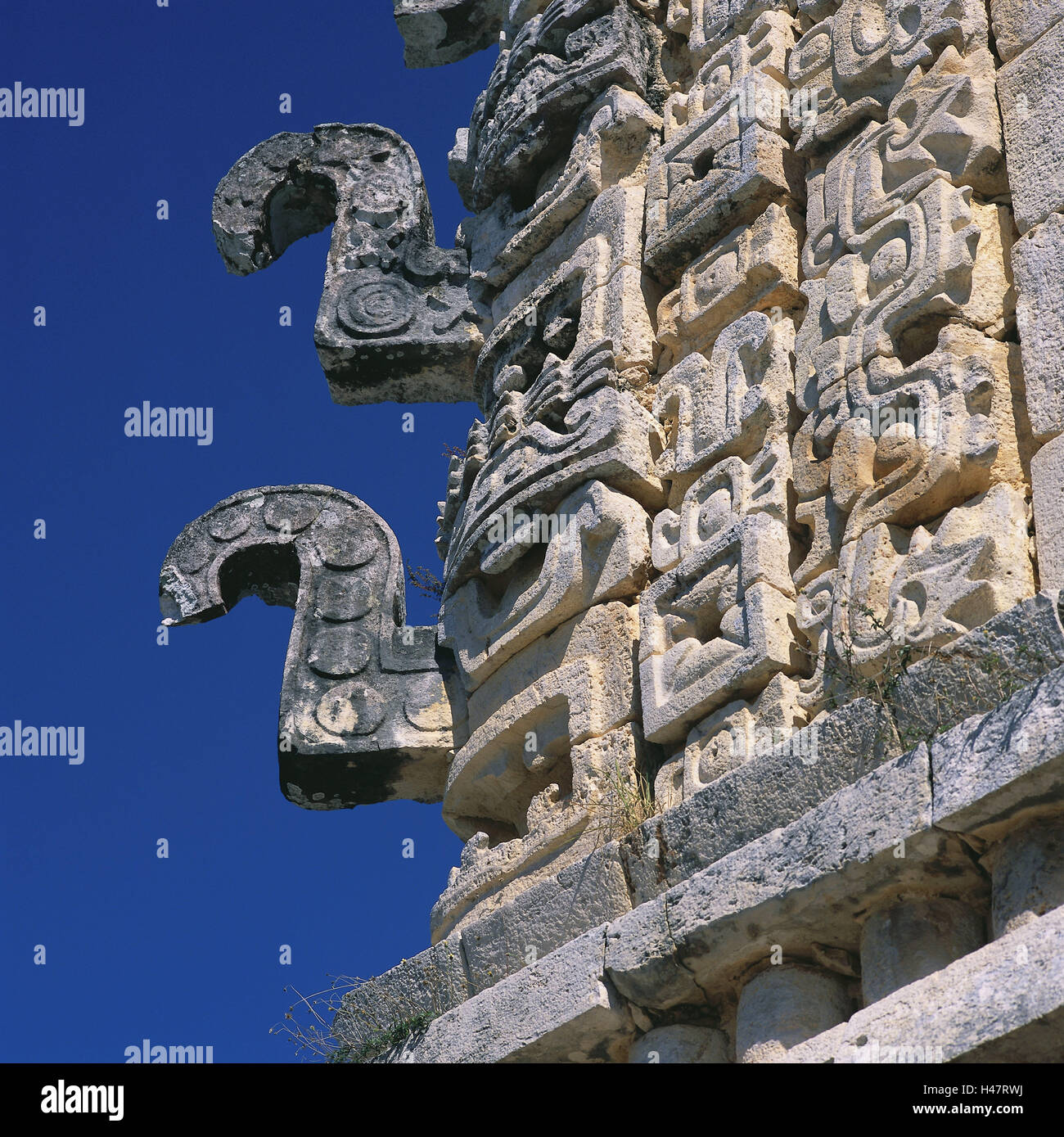 Mexiko, Halbinsel Yucatan, Uxmal, Cuadrangulo de las Monja, West Bau, Ecke, Detail, Relief, Masken, Mittelamerika, Lateinamerika, Ziel, Ort von Interesse, ruinieren Website, die Maya-Stätte, Mayas, Maya, Ruinen, Gebäude, Architektur, Tourismus, stattliche Gebäude, UNESCO-Weltkulturerbe, Fassade, Fries, Chac-Mool Stockfoto