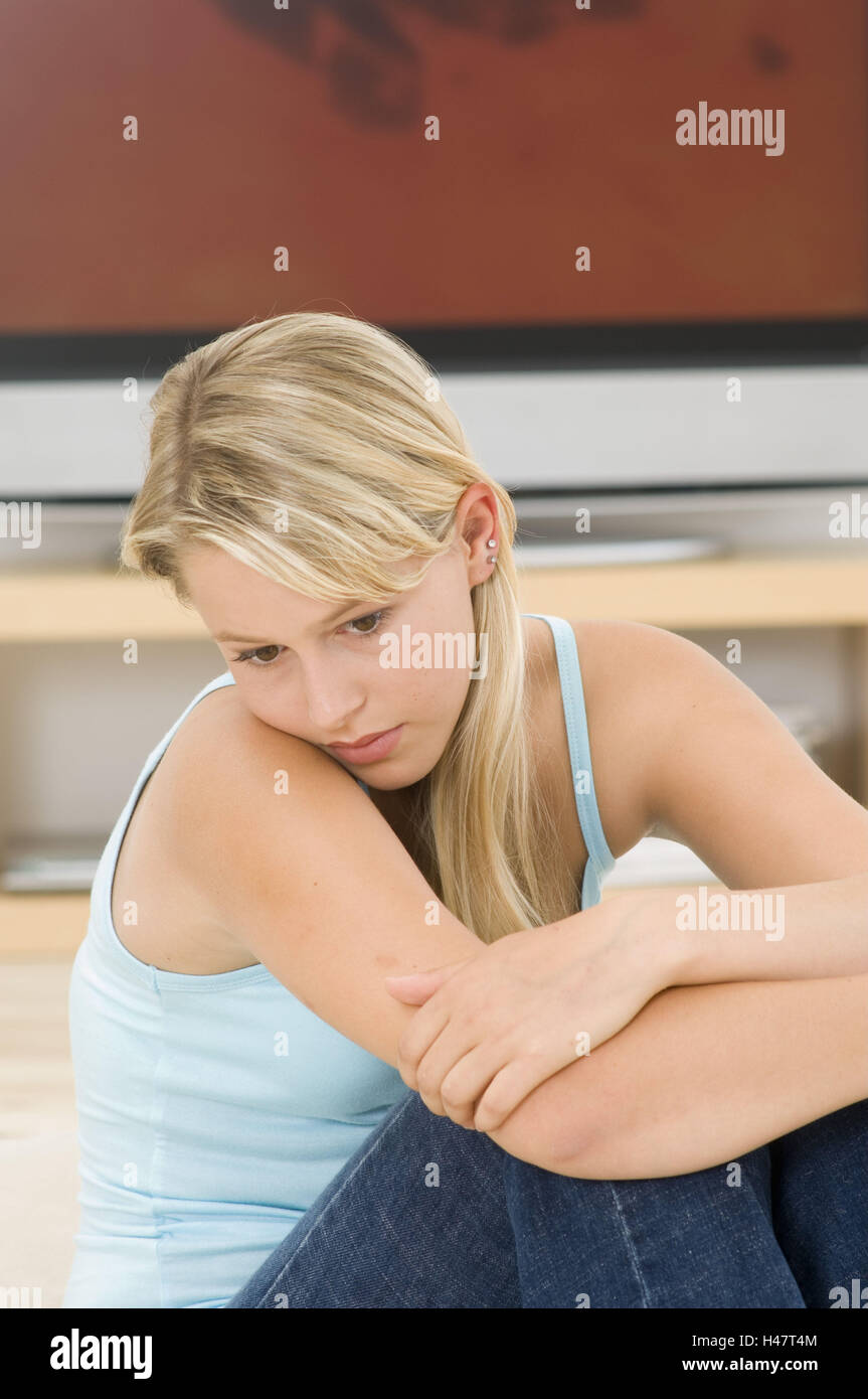 Teenager, nachdenklich, Umarmung, traurige, Knien, sitzen, Stockfoto