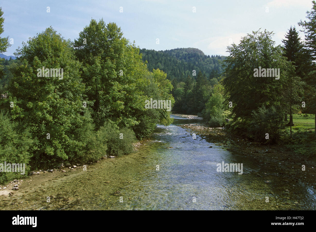 Slowenien, Triglav Nationalpark, Ribcev Laz Bohinjsko Jezero See, Fluss Sava Bohinjka, Berge, Naturschutzgebiet, Berglandschaft, Natur, Wasser, See, Bergsee, Abfluss, menschenleer, Ruhe, Ruhe, Idylle, Stockfoto