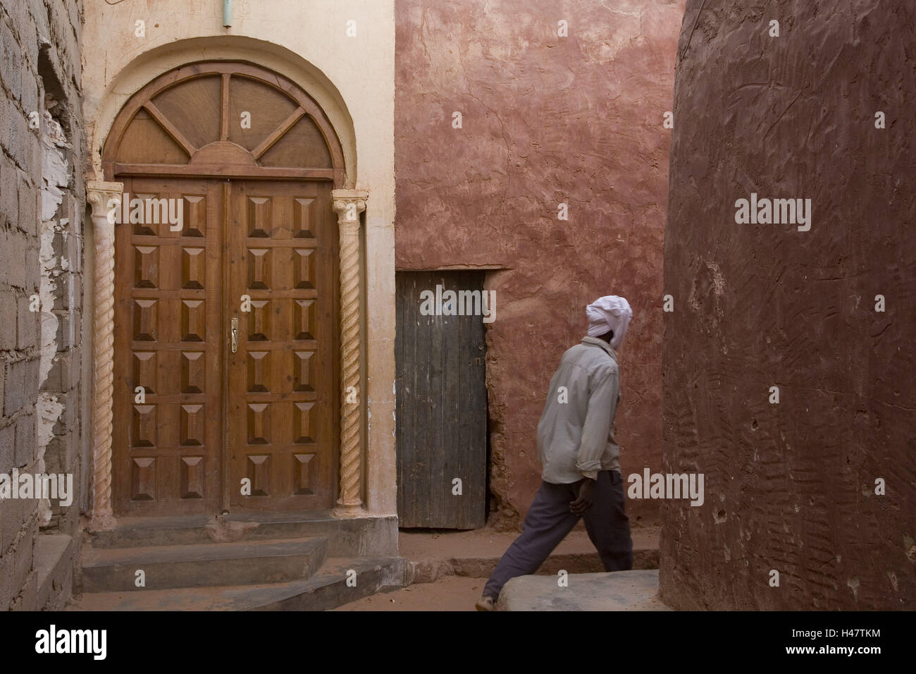 Algerien, Timimoun, Lane, Mann, Turban, Bewegung, Rückansicht, Afrika, wilde Region, Gebäude, Häuser, Haus, Fassaden, Fassaden, Durchgang, Person, einheimische, Tuareg, im Außenbereich Stockfoto