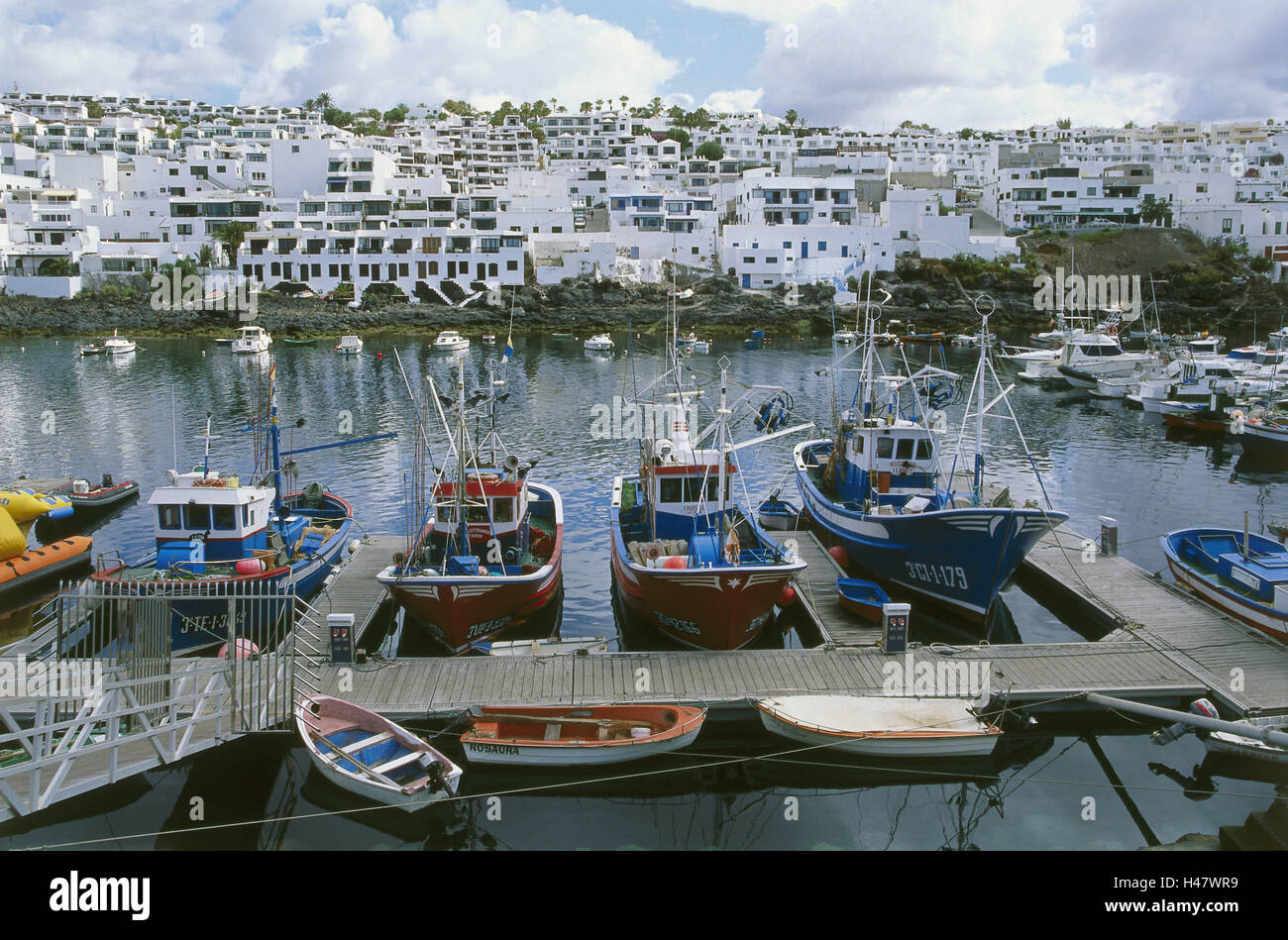 Spanien, die Kanaren Insel Lanzarote, La Tinosa, Hafen, Fischkutter, Häuser, Blick auf die Stadt, Hafen, Wirtschaft, Angeln, Fischerhafen, Leben, Meer, Wasser, Wolken, Himmel, Schiffe, Stiefel, Stockfoto