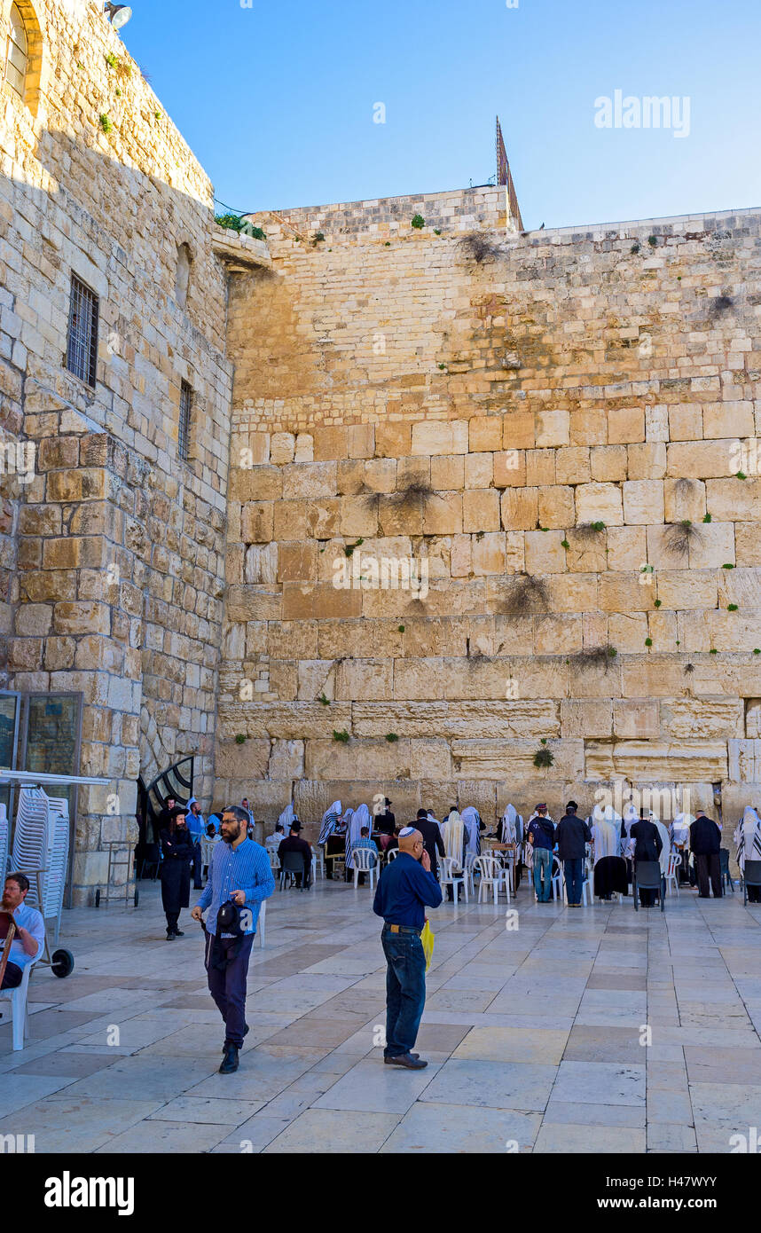 Die Hasidic orthodoxen Gläubigen in der Herren Abschnitt der Klagemauer Stockfoto
