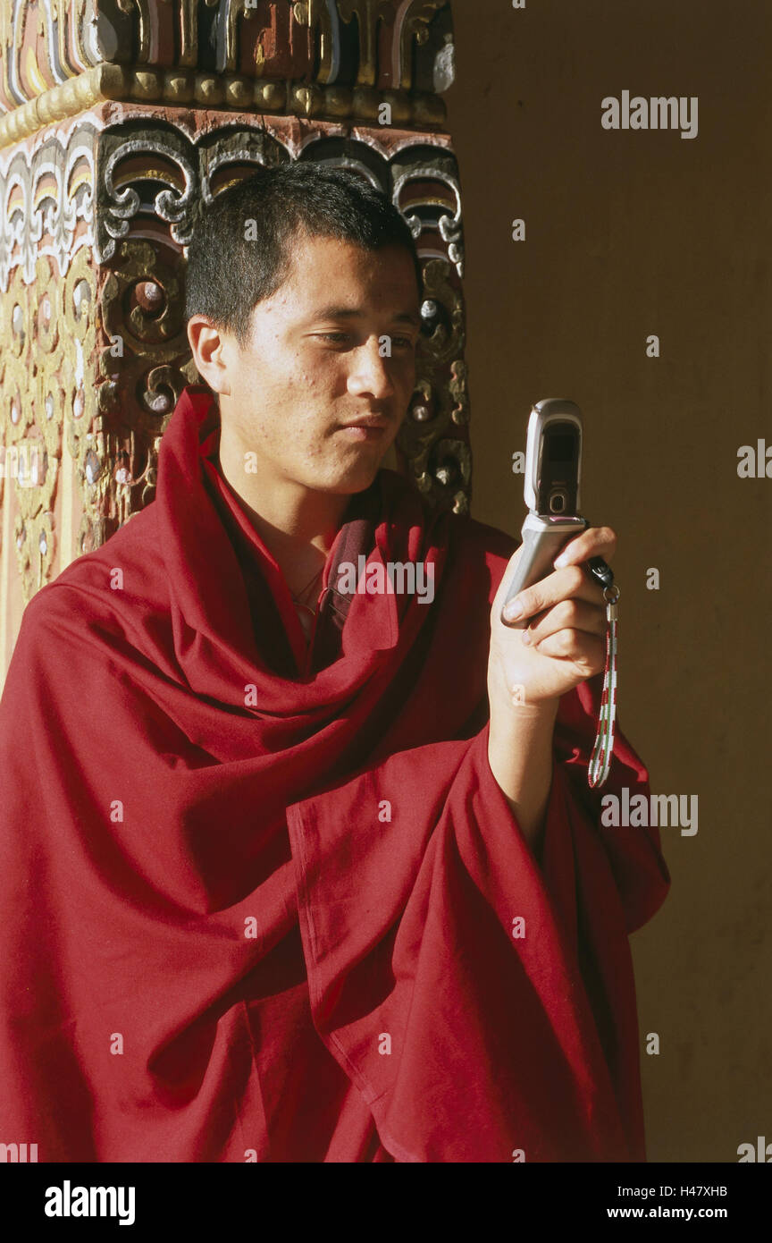 Bhutan, Thimphu, Kloster, Festung Dzong, Mönch, jung, Morock Telefon, halbe Porträt, Asien, Himalaya, Königreich, Westbhutan, Hauptstadt, Sitz der Regierung, Kreuzgang, Kloster-Anlage, Kloster Burg, Festung, Struktur, Aufbau, historisch, Kultur, Säule, Religion, glauben, Buddhismus, Person, Bhutan, buddhistische, Gläubige, Mann, Morock Telefon, Foto Morock Handy, Telefon, Mobilität, Kommunikation, Telekommunikation, modern, SMS, MM, Tradition, moderne, Änderung, Kontrast, Kontrast, im Außenbereich Stockfoto