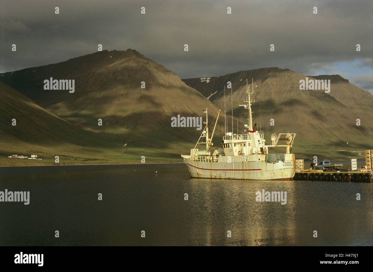 Islands Westfjorde, Önundar Fjord, Flateyri, Hafen, Angeln Trawler, Abendlicht, Sommer, Europa, Nord-, Europa, Island, Inselstaat, Vulkaninsel, Insel, Nordatlantik, den Atlantik, Önundar-Fjördur, Fjord, Angeln, Hafen, Bootssteg, Wirtschaft, Angeln, Schiff, Kutter, Angelboot/Fischerboot, Landschaft, Berge, Licht, Schatten, Twilight, Stockfoto