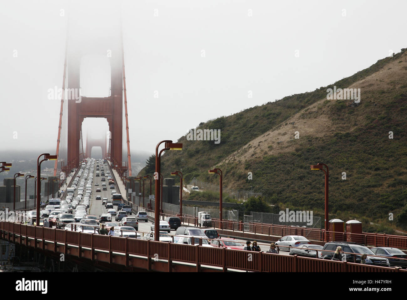 USA, California, San Francisco, Golden Gate Bridge, Auto, Touristen, Menschen, Stadt, Brücke, Straße, Fahrzeuge, Tourismus, Ort von Interesse, Nebel, Pflaster, Autos, Verkehr, dreispurigen, Traffic-Volumen, Stockfoto