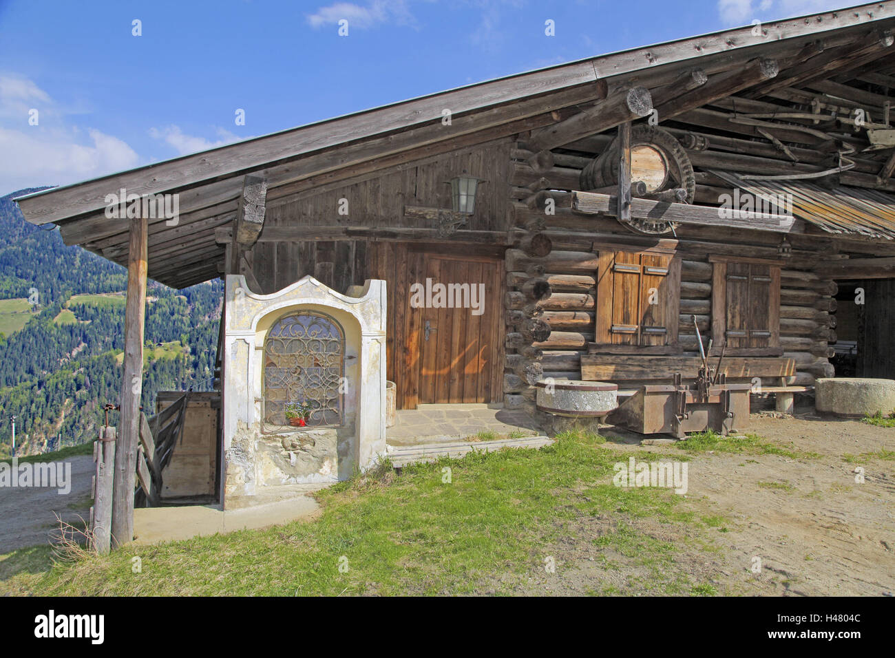 Italien, Südtirol, Bauernhof, außerhalb, Strecke Schrein, Ultental Ultner, Alpen, Alpzimmern, Bauernhaus, Scheune, Dach, im großen und ganzen Berg Bauer, alt, nostalgisch, Nostalgie, Bauweise, Blockbauweise, Balken, Holzbalken, Traditionen, aus Holz, Fensterläden, Clo Stockfoto