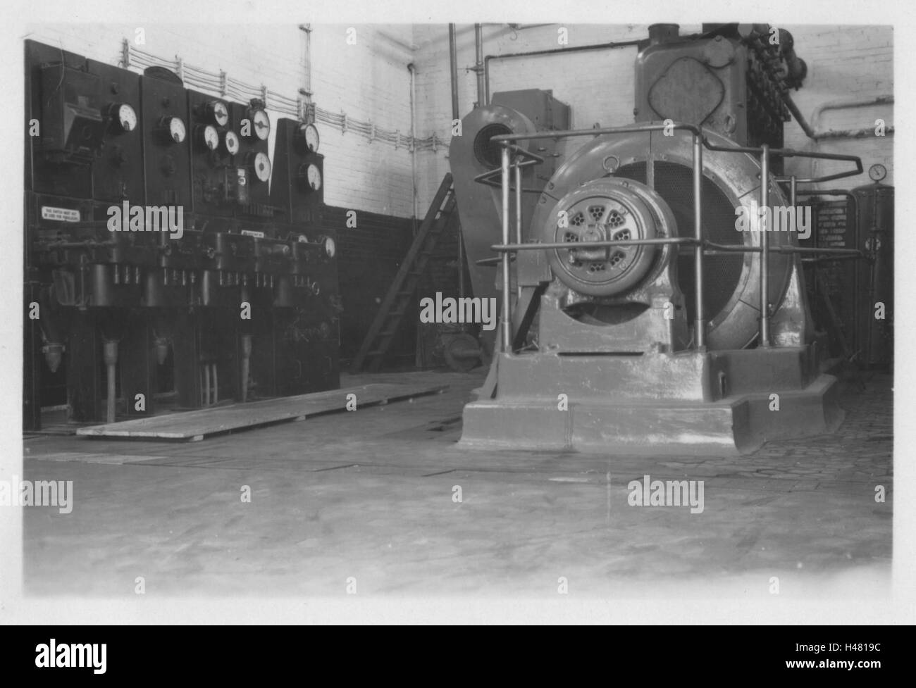 Mirrlees Blackstone Dieselgenerator und elektrische Schalttafel, die für die Stromversorgung auf einem britischen Militärstützpunkt verwendet wurden. Foto aufgenommen im Lager des Royal Army Ordnance Corps (RAOC) des 10 Base Ordnance Depot im Gebiet Geneifa Ismailia nahe dem Suez-Kanal 1952 Ägypten. Stockfoto