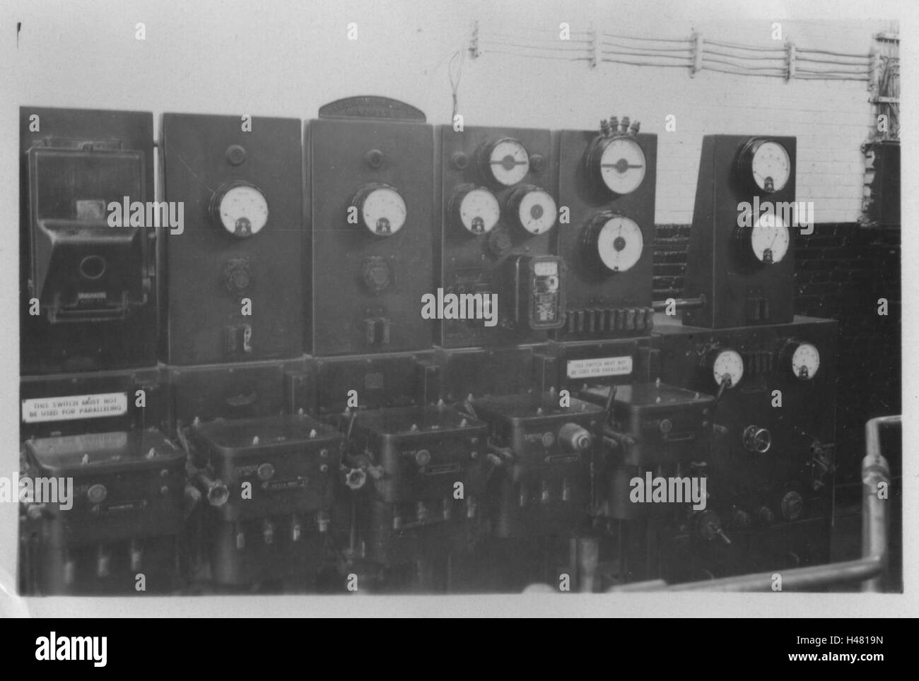 Elektrische Schalttafel zur Regelung der elektrischen Leistung eines Blackstone-Dieselgenerators. Foto aufgenommen im Lager des Royal Army Ordnance Corps (RAOC) des 10 Base Ordnance Depot im Gebiet Geneifa Ismailia nahe dem Suez-Kanal 1952 Ägypten Stockfoto
