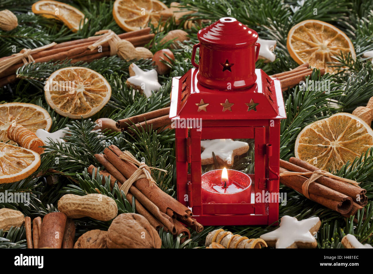 Weihnachtsdekoration Tisch Laterne Tannenzweigen äpfeln