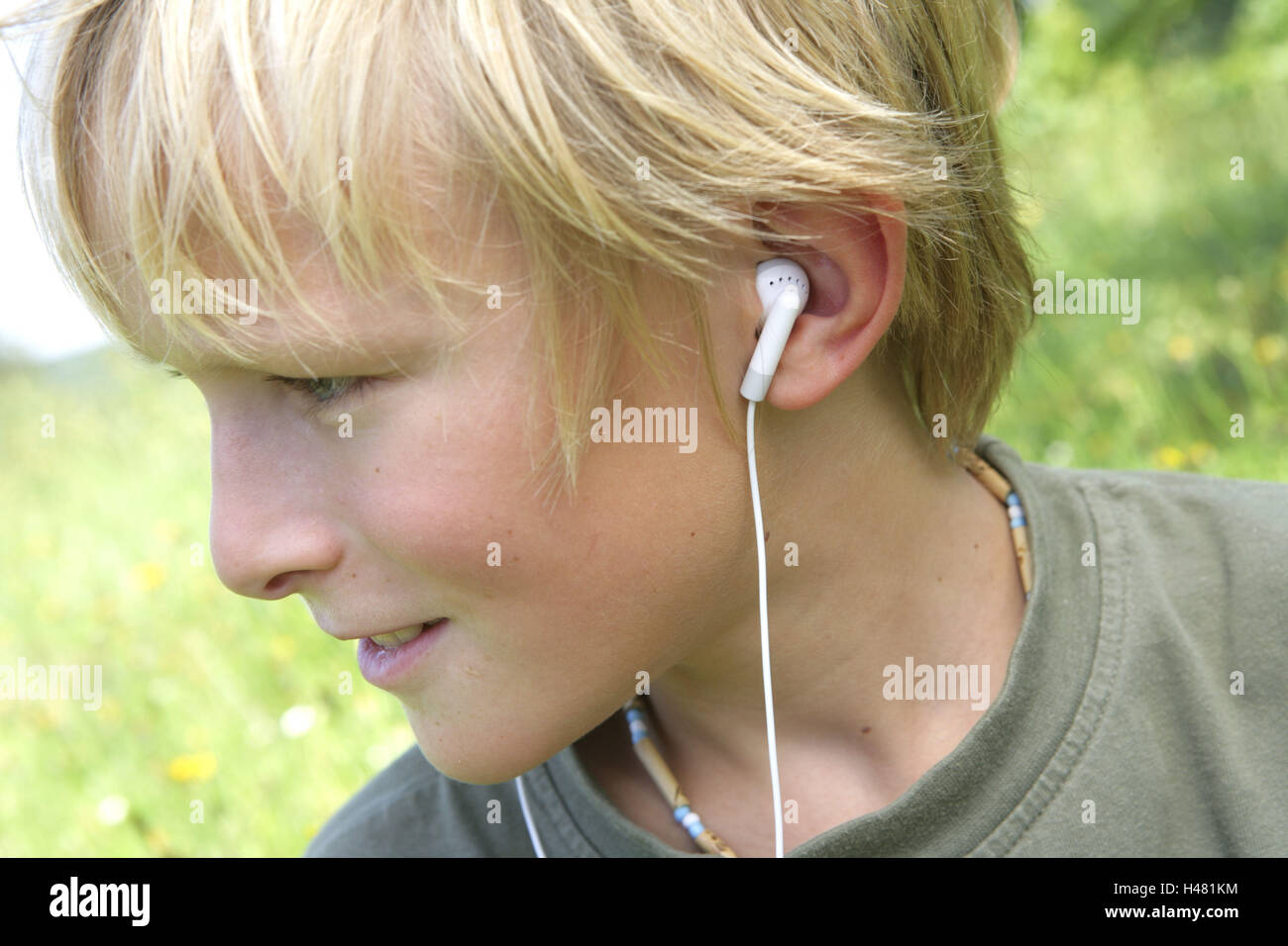 Junge, Musik hören, Kopfhörer, Stockfoto
