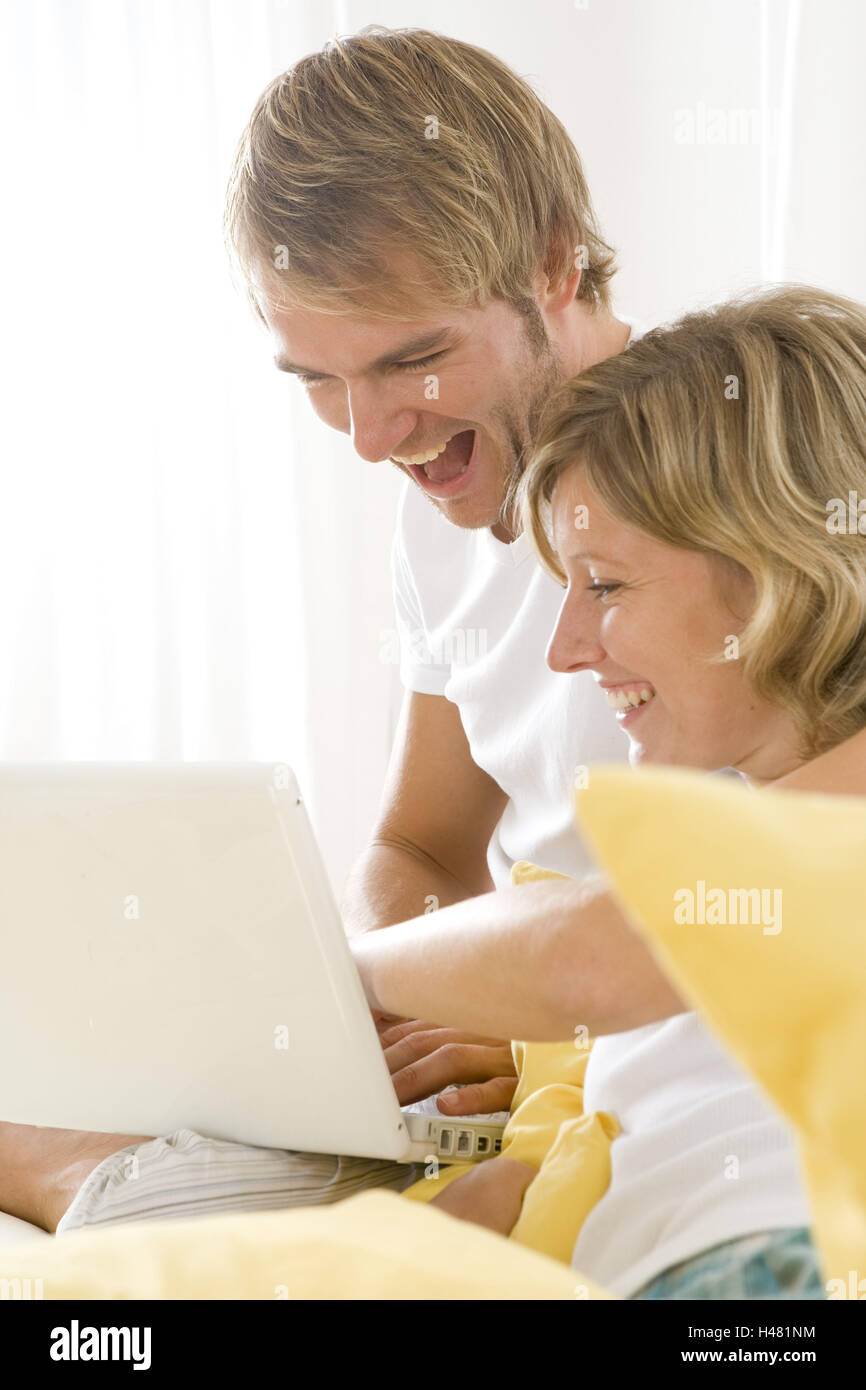 Paar, Bett, Frühstück, Laptop, Stockfoto