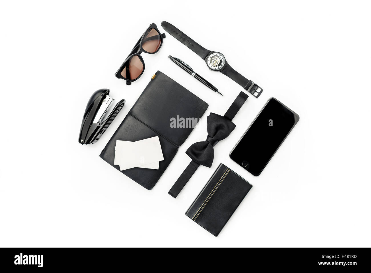 Stillleben mit legerer Mann. Moderne männliche Accessoires auf weiß Stockfoto