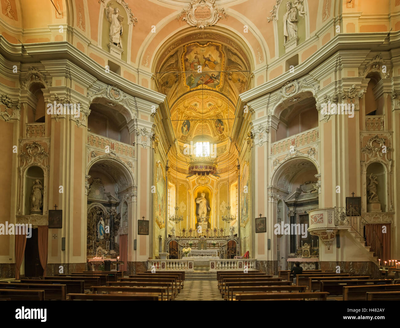 Innere der Kirche, Italien. Santo Stefano Magra. Sehr schöne, reich verzierte. Heiligen Stephanus gewidmet. Stockfoto