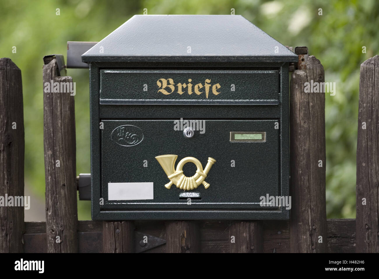 Postfach, Garten Zaun, Zaun, Pfosten, Produktfotografie, Kommunikation, Briefe, Briefkasten, Posthorn, Stockfoto