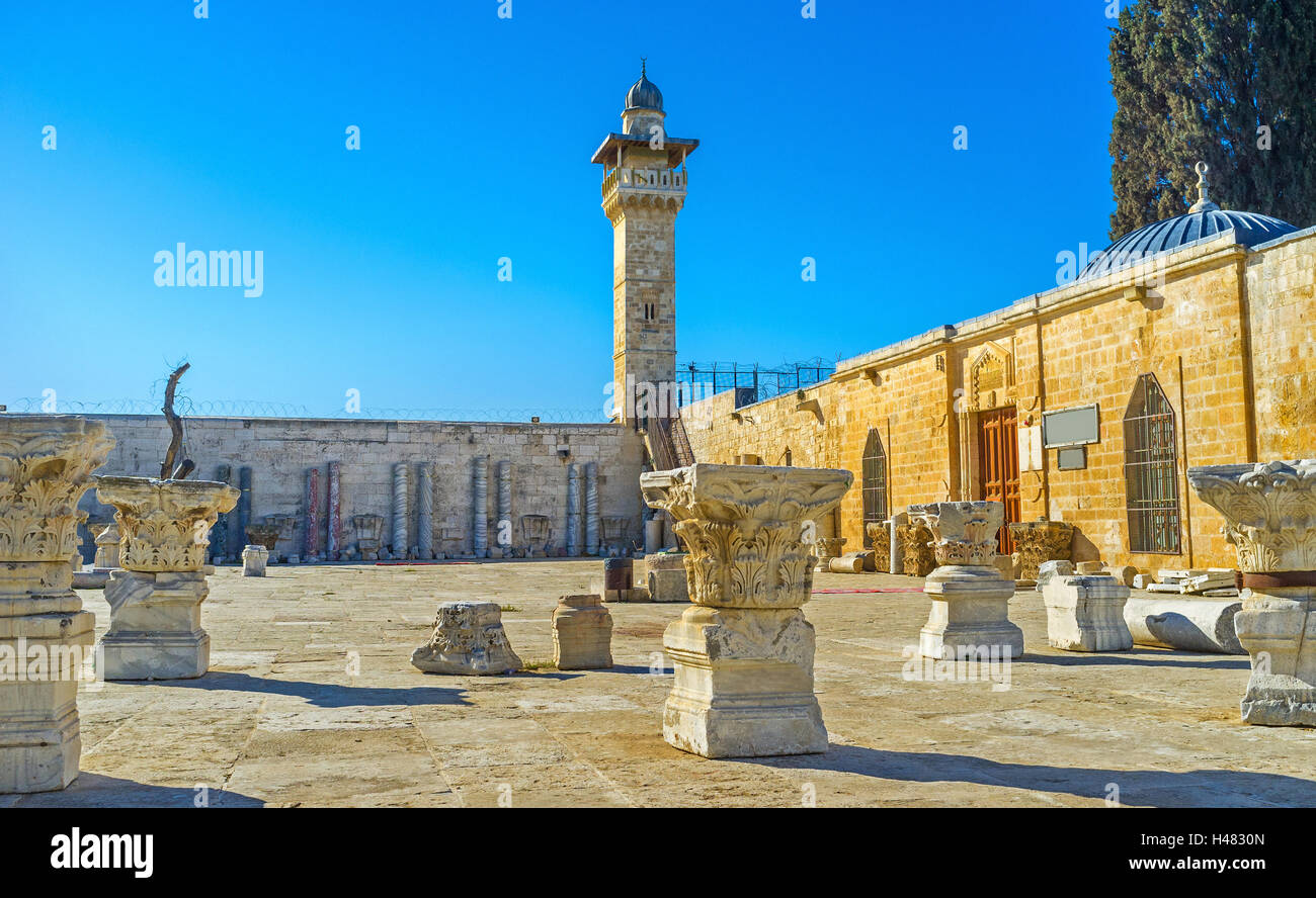 Geschnitzte Kapitelle der antiken Säulen und andere Artefakte vor islamischen Museum auf dem Tempelberg, Jerusalem, Israel Stockfoto