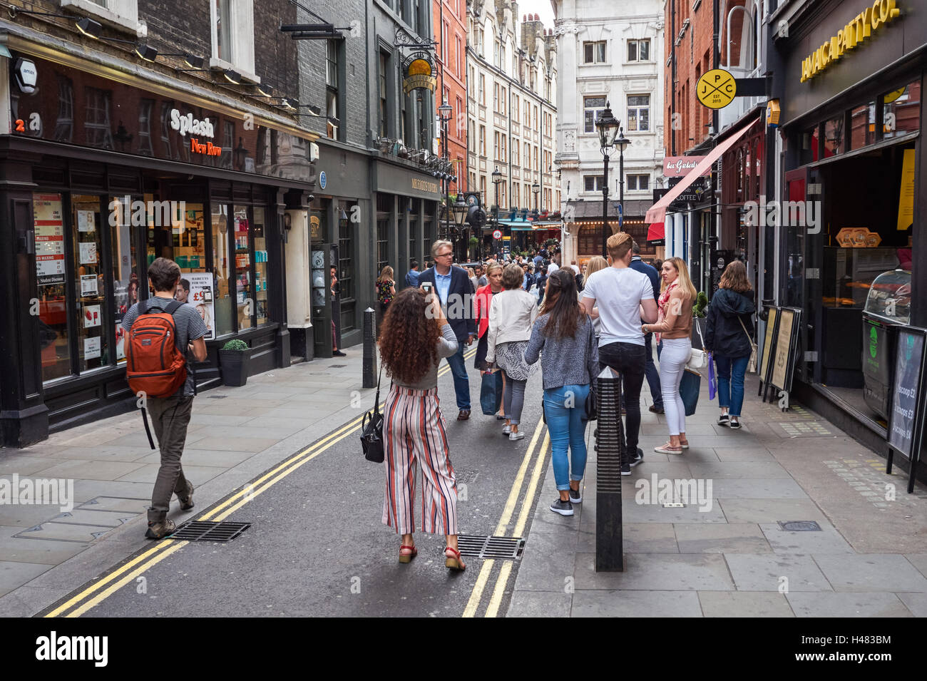 Touristen in neue Zeile, Covent Garden in London, England, Vereinigtes Königreich UK Stockfoto