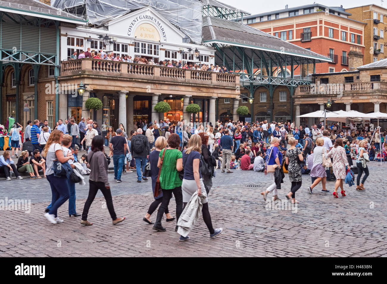 Touristen im Covent Garden in London, England, Vereinigtes Königreich Großbritannien Stockfoto