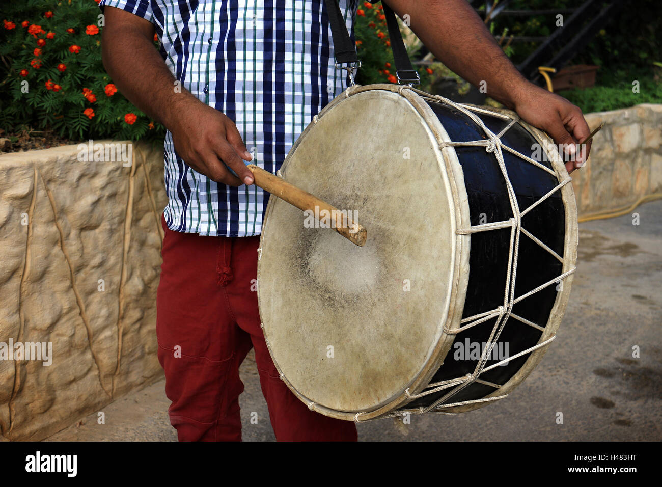 Ein Mann, eine arabische Perkussion Musikinstrument spielen, Tabl, traditionell für Dabke Tanz verwendet. Stockfoto