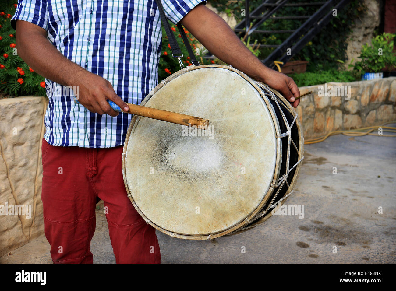 Ein Mann, eine arabische Perkussion Musikinstrument spielen, Tabl, traditionell für Dabke Tanz verwendet. Stockfoto