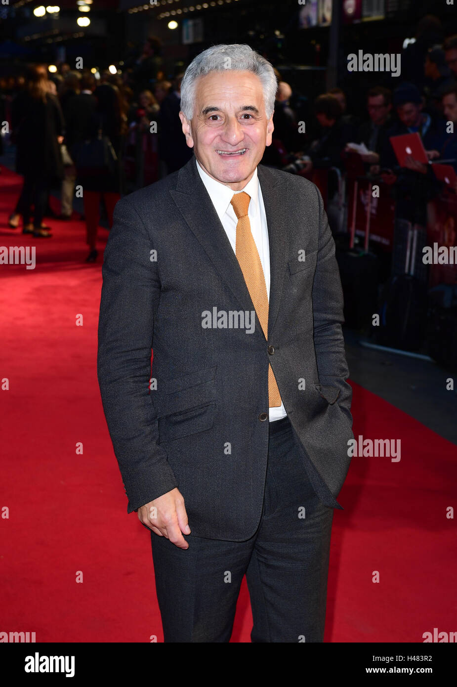 Henry Goodman Teilnahme an der 60. BFI London Film Festival Vorführung ihrer besten im Odeon-Kino am Leicester Square in London statt. Stockfoto