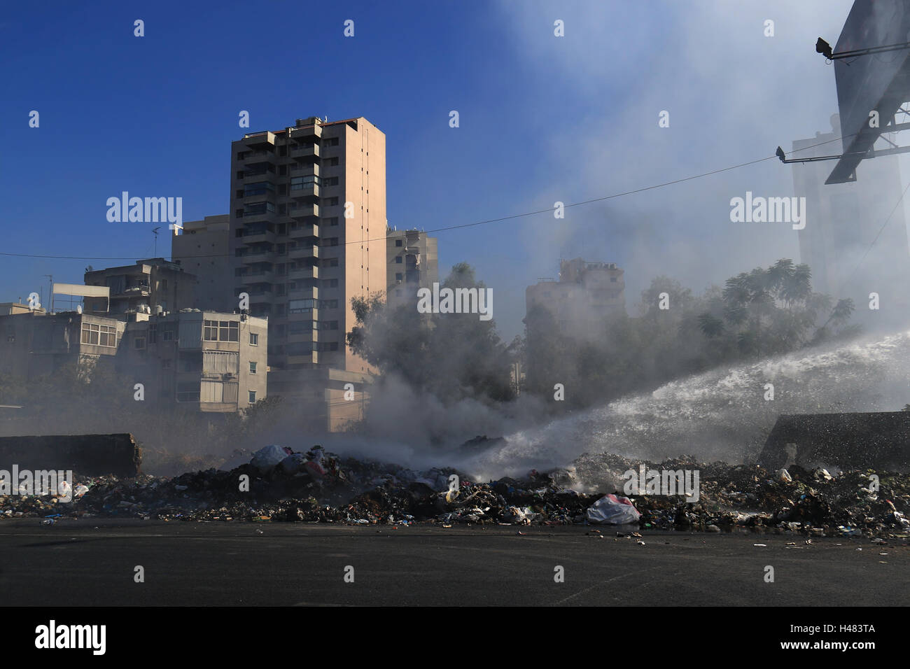Verbrennung von Müll häufen sich in den Straßen der Stadt im Libanon. Stockfoto