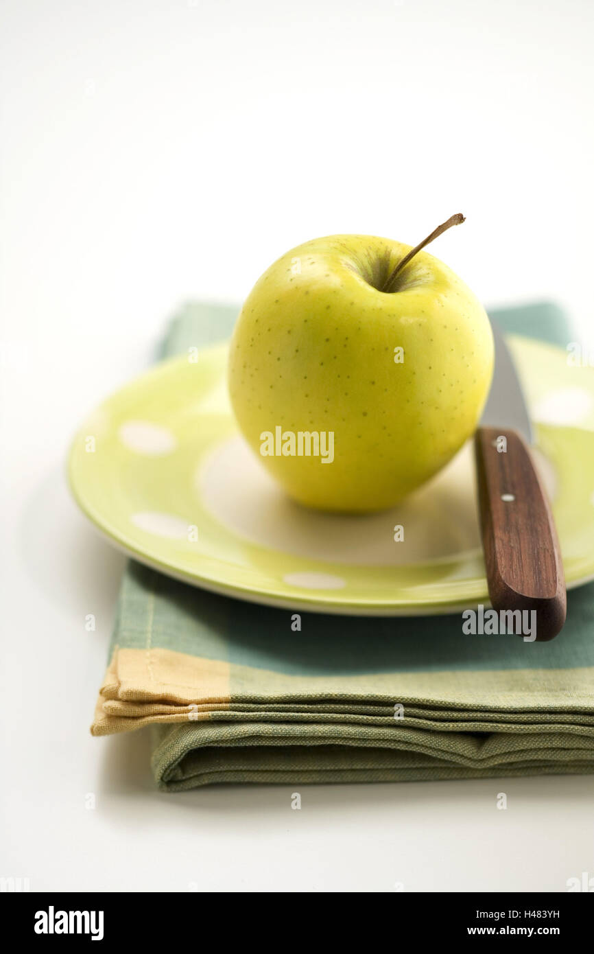 Apfel 'Golden Delicious' auf Teller mit Messer, Stockfoto