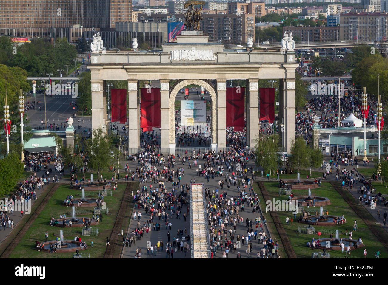 Luftbild von der Haupteingang und die Allee der Ausstellung der Errungenschaften der Volkswirtschaft (WDNCh) in Moskau, Russland Stockfoto