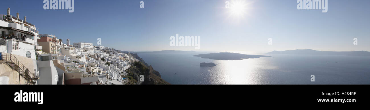 Panoramablick auf Stadt Fira und Caldera auf Santorini Stockfoto