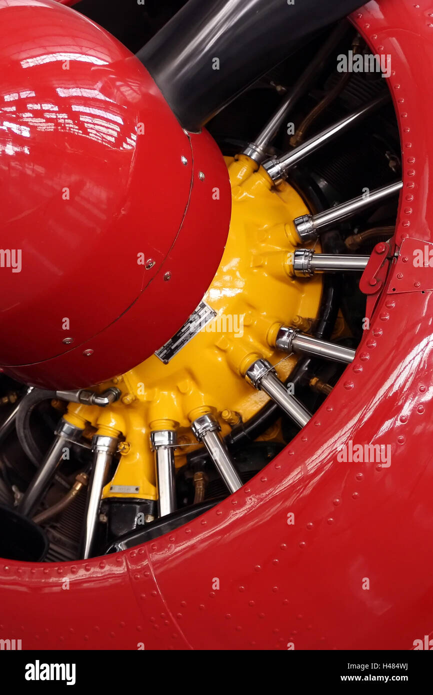 Nahaufnahme einer roten Propeller Nase mit einem gelben Motor und Metallstangen Stockfoto