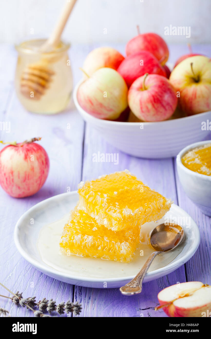 Frische Äpfel, Lavendel, Honig und Waben Stockfoto