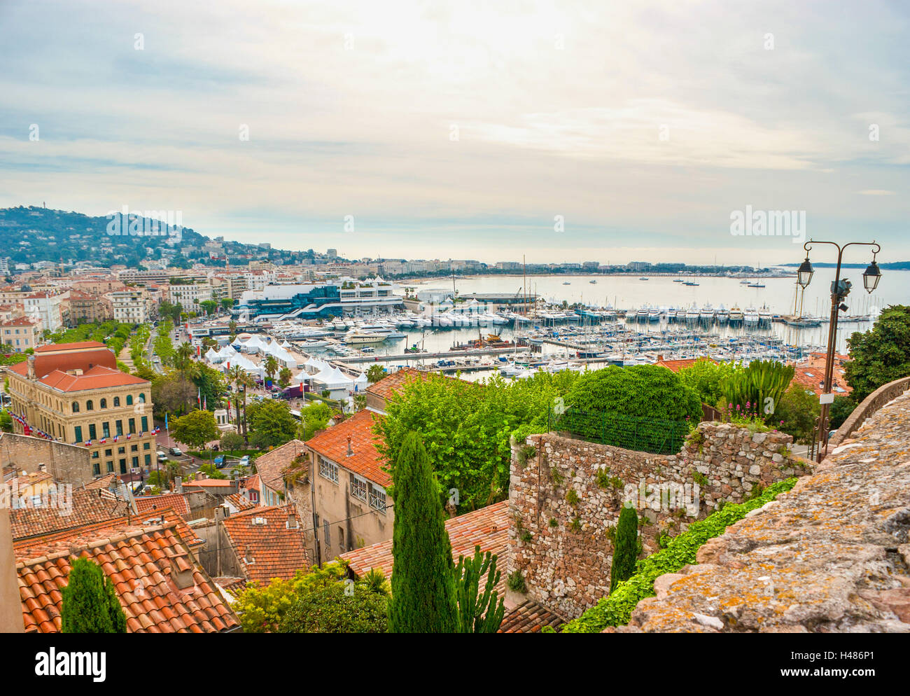 Blick von oben auf den Boulevard de la Croisette und den alten Hafen von Cannes, Frankreich. Stockfoto