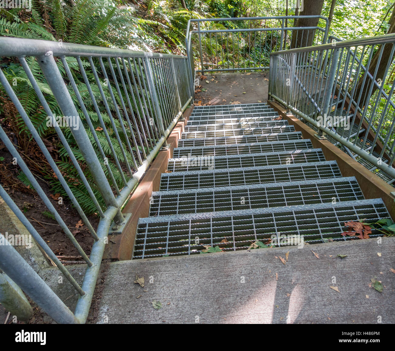 Treppen führen hinunter zu den Puget Sound bei Eagle Landing Park in Burien, Washington Kreuz aus Metall. Stockfoto Treppen führen hinunter zu den Puget Sound bei Eagle Landing Park in Burien, Washington Kreuz aus Metall. Stockfoto