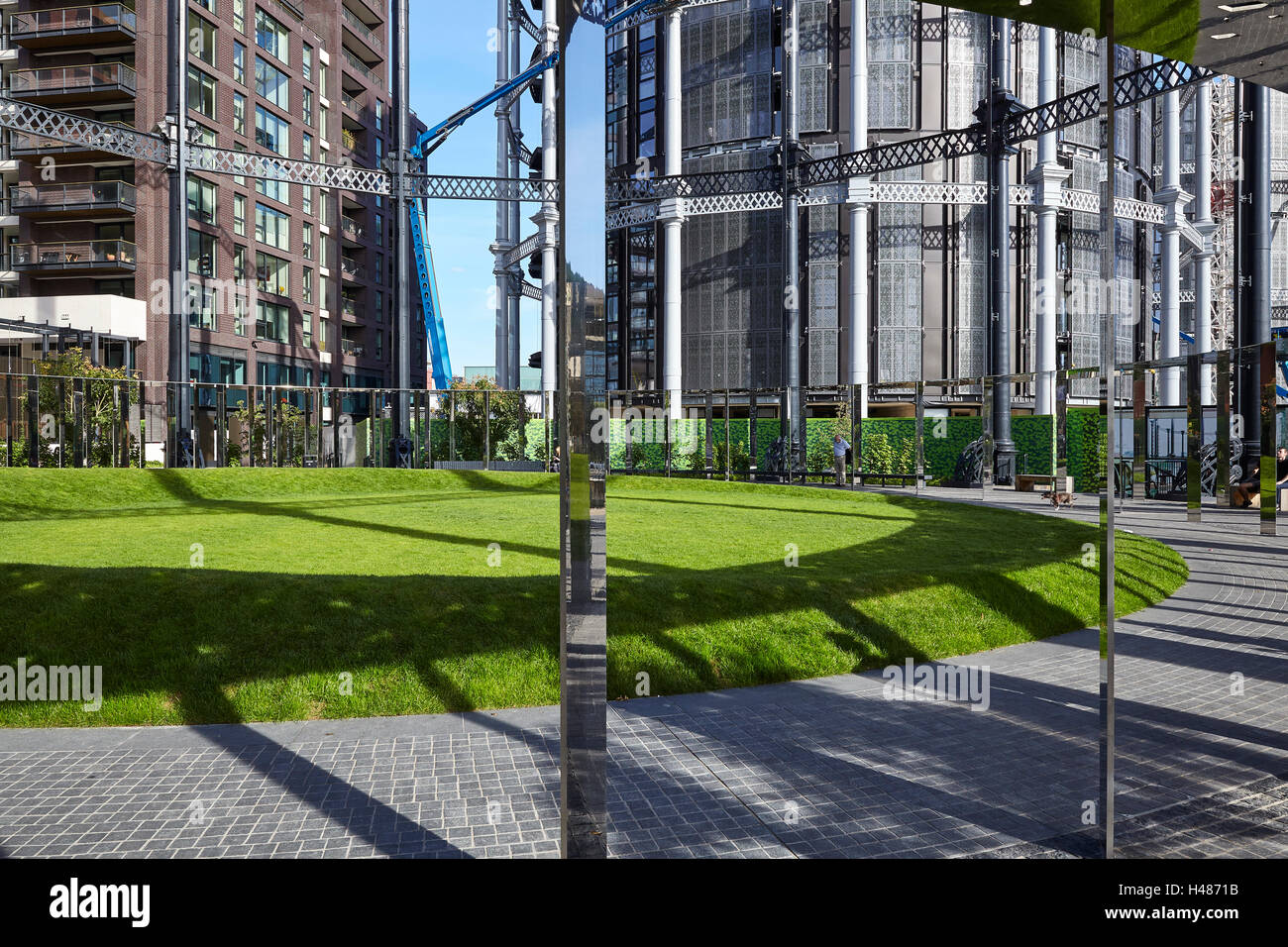 Weiten Blick auf die Grünfläche innerhalb des Gas-Halter-Parks mit geschwungenen kreisförmige Rasen. Gasbehalter Nr. 8 Park, London, Vereinigtes Königreich. Architekt: Bell Phillips Architekten, 2016. Stockfoto