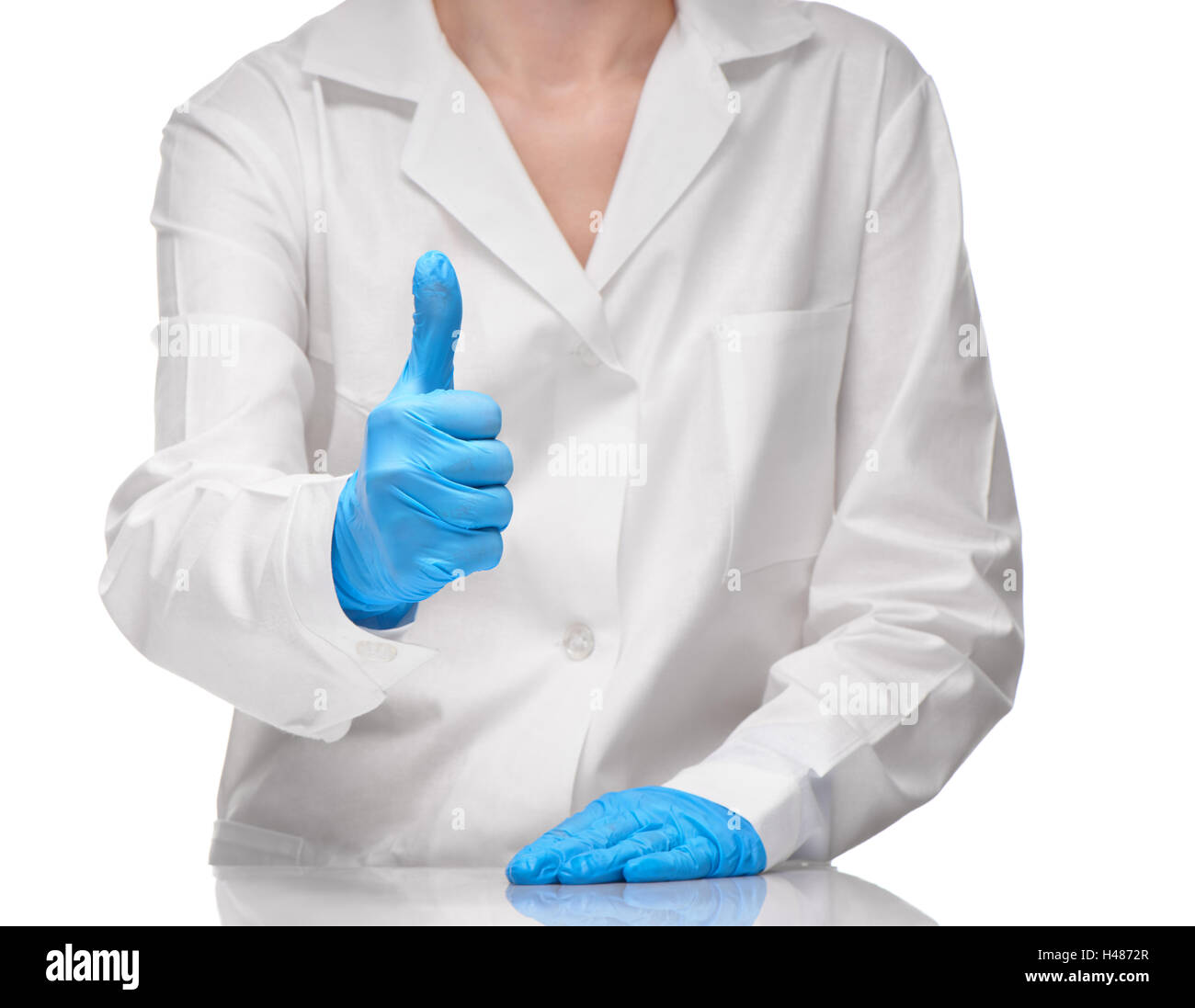 Nahaufnahme der Ärztin in medizinischen weißes Kleid und blauen sterilisierte OP-Handschuhe mit Daumen hoch Zeichen Stockfoto