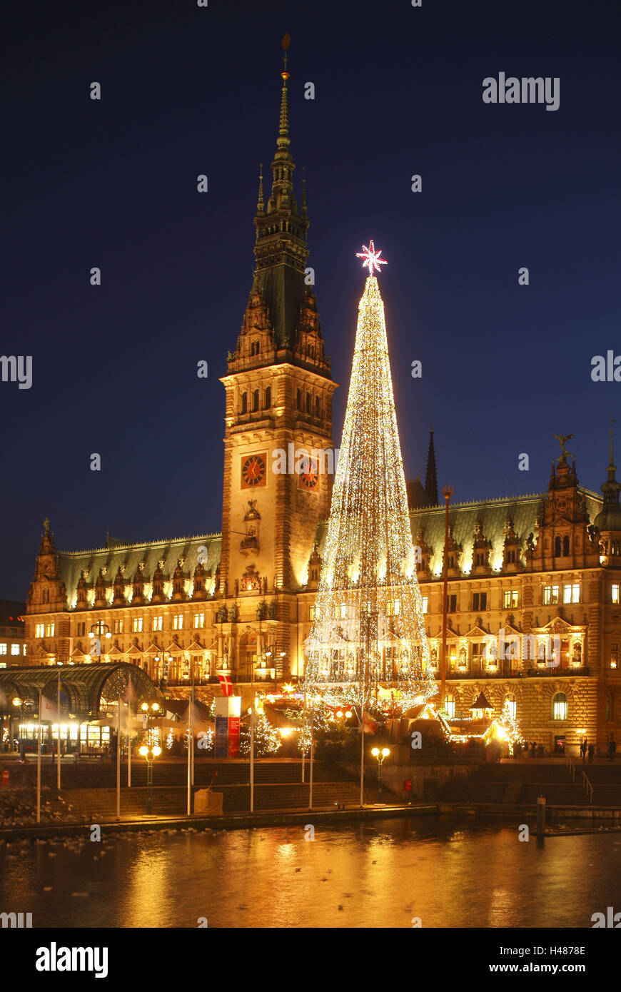 Deutschland, Hamburg (Stadt), Rathaus mit Weihnachtsmarkt und kleine Alster, Stockfoto