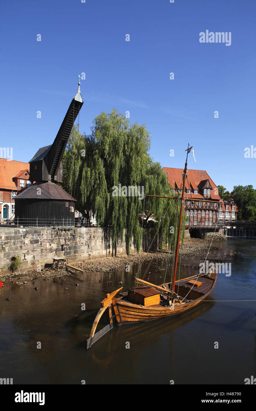 Lüneburg (Stadt), alte Kran und Tudor House Hotel Bergström auf der Ilmenau, Stockfoto