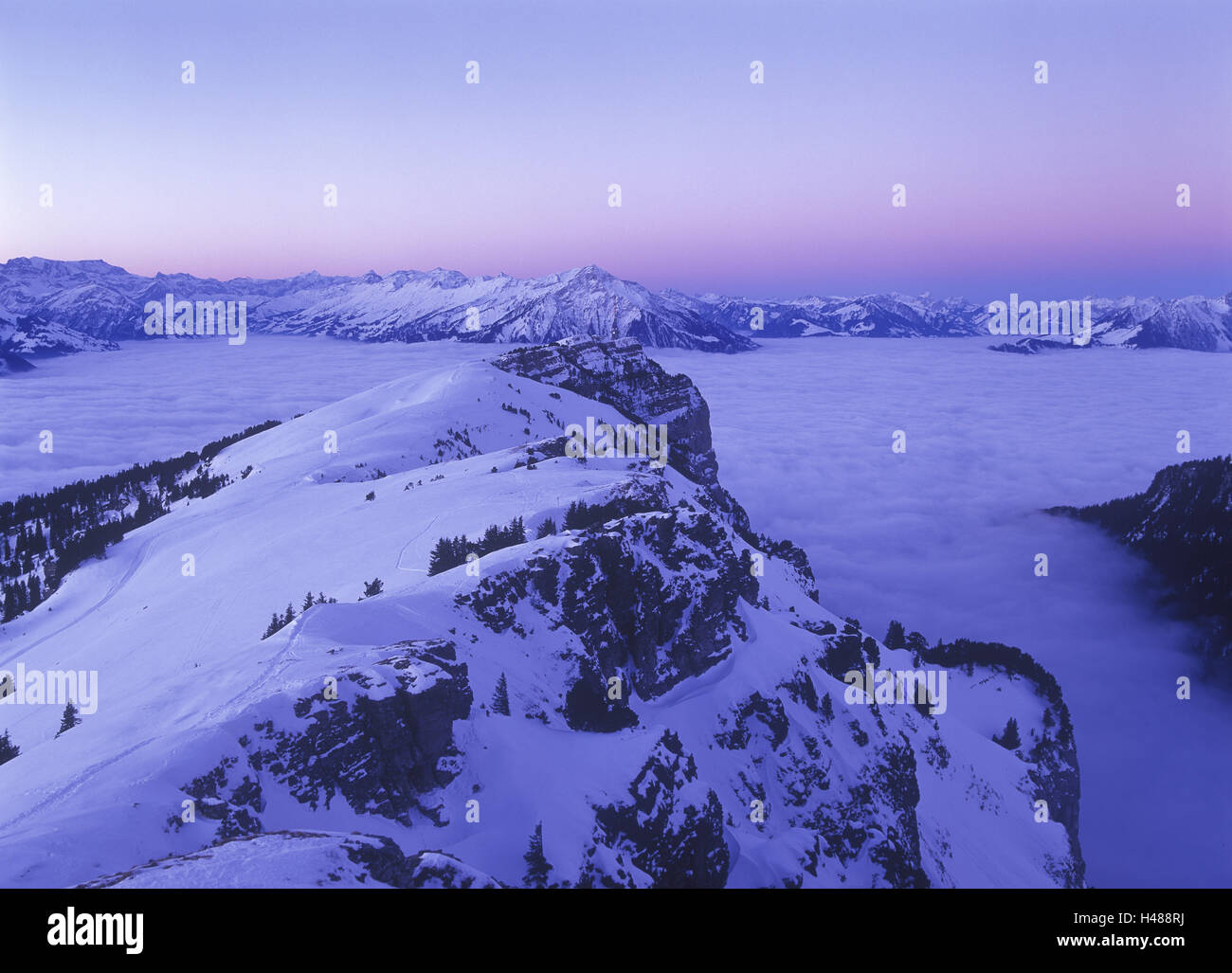 Schweiz, Berner Oberland, Blick auf niedrige Horn und 4 tausend mark Noten von der Jungfrau Region im Winter, Tagesanbruch, Stockfoto