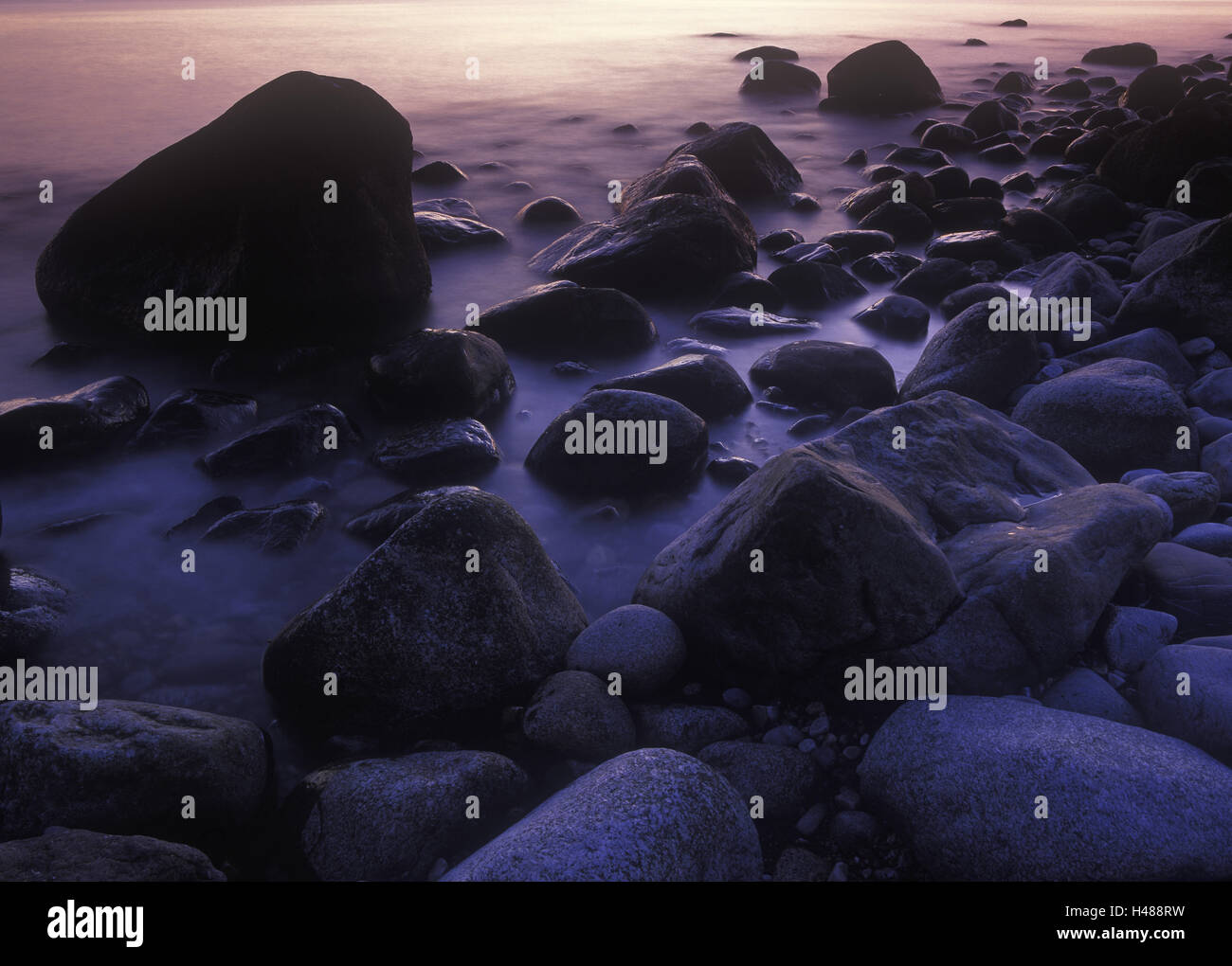 Norwegen, Telemark, Nordsee, Skagerag, Mölen, Strand mit glazialen Kieselsteinen nach Sonnenuntergang Stockfoto