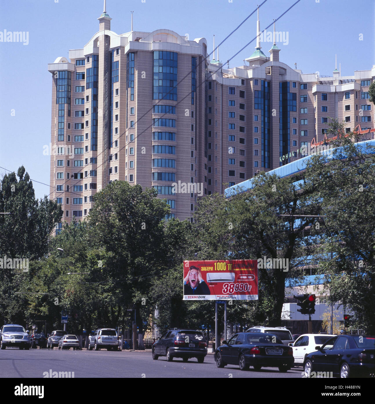 Kasachstan, Almaty, Straße, Wohn Haus Gebäude, live, hohe Aufstieg, Ampel, rot, Autos, Fahrzeuge, warten, Plakat, Werbung, Zentrum, Stockfoto