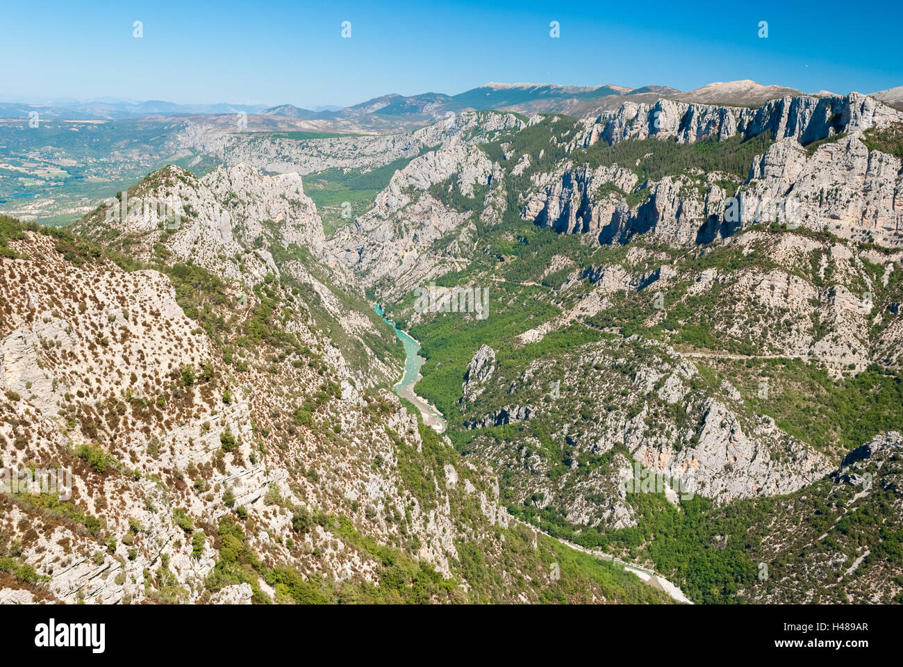 Der Fluss Verdon fließt über die Berge in der Provence (Frankreich) Stockfoto