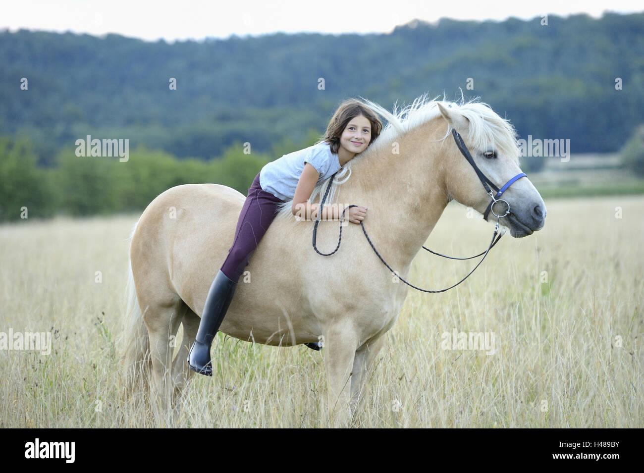 Mädchen, Pferd, liegend, Blick in die Kamera, Landschaft, Stockfoto