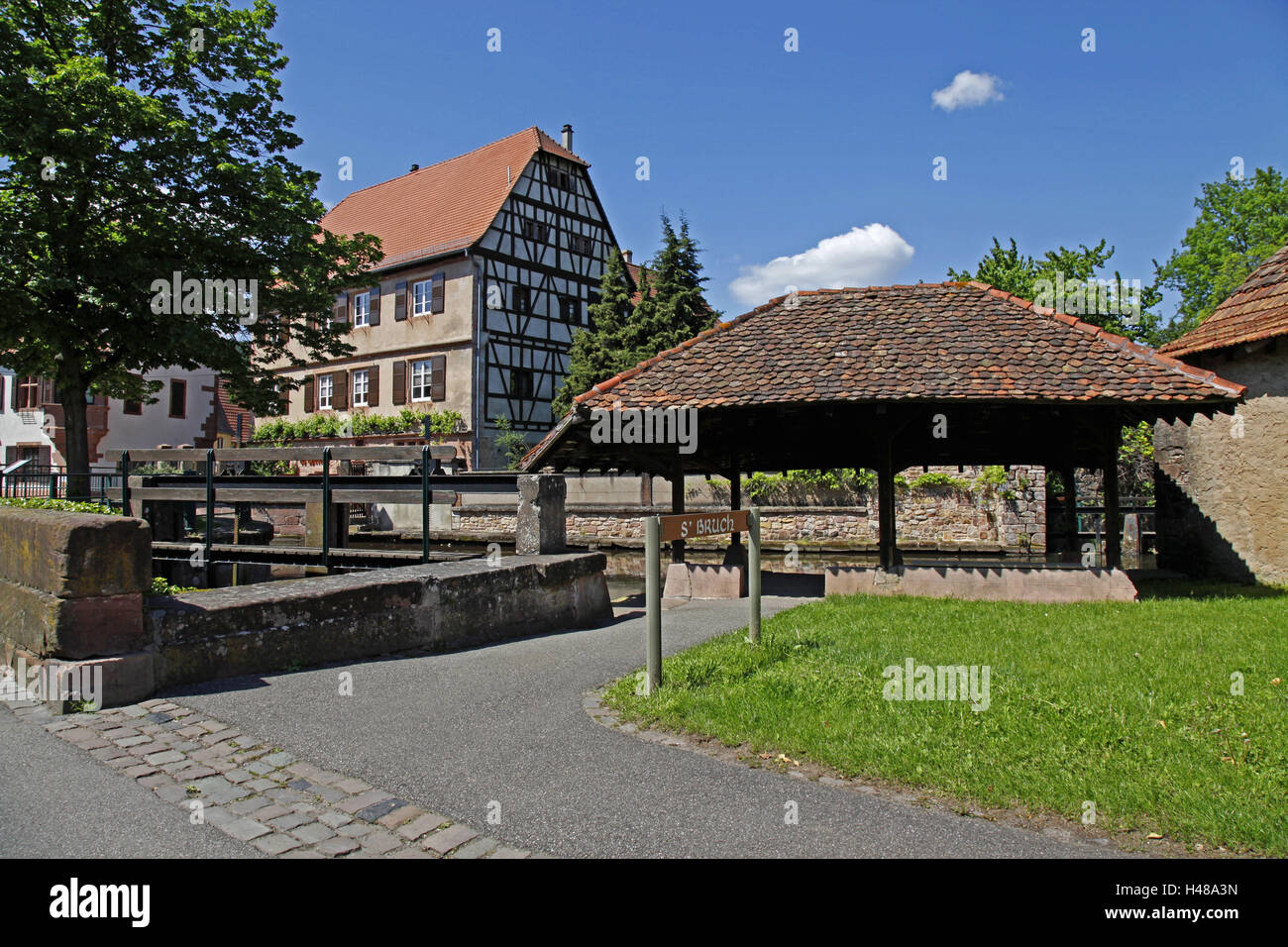 Frankreich, Elsass, Weißenburg, weiß, weiße Schloss, S'Bruch, Teil Stadt Bruch, Ruptur Viertens Restaurant Caveau du Châtelet, Fluss laut, Wasser, Spiegelung, Fachwerkhaus, Stockfoto