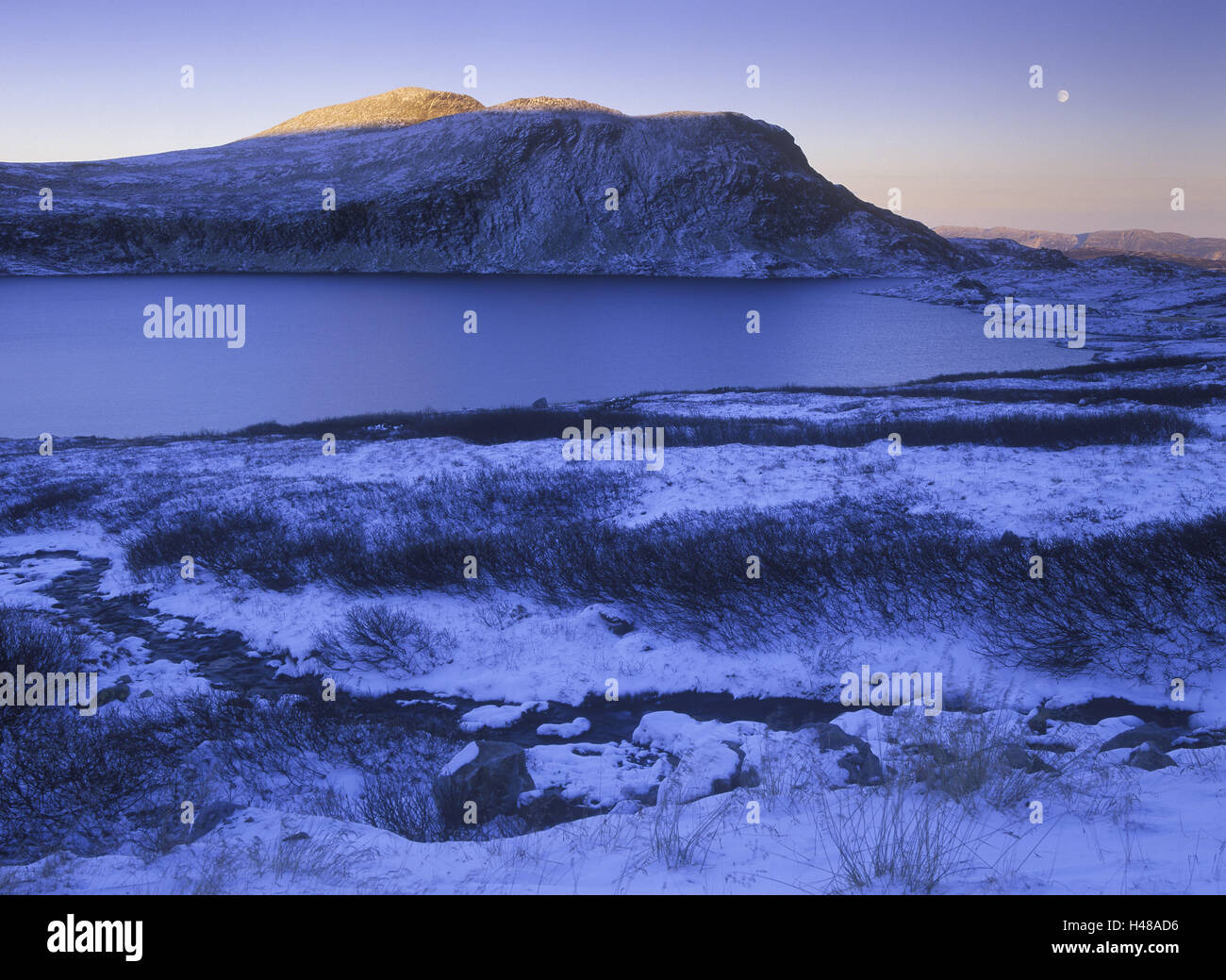 Norwegen, Telemark, Mondaufgang über der Heddersfjell im Winter, Stockfoto