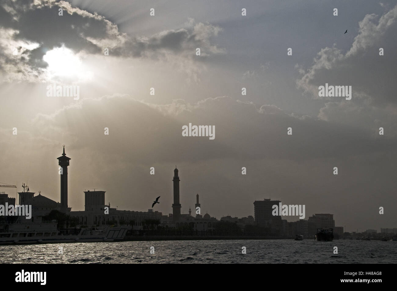 VAE, Dubai Creek, Moschee, Minarett, schöne Wolken, Stockfoto