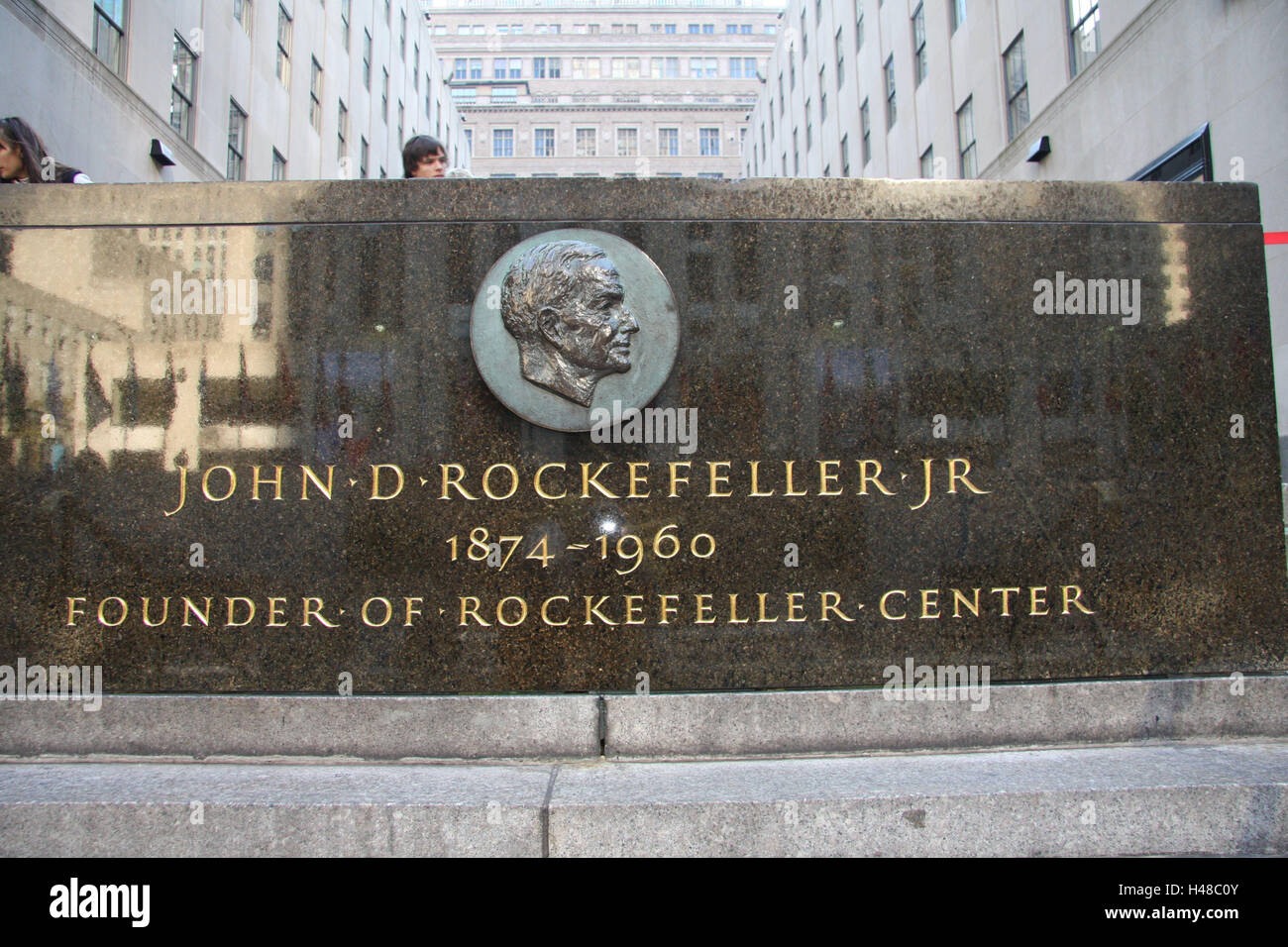 USA, New York City, Manhattan, Rockefeller Center, Informationen, stone Tablet, keine Property-Release Nordamerika, Stadt, Ort von Interesse, Teil Stadt, Gebäude, Häuser, Architektur, Stein, Label, Profil, Porträt, Gründer, Tourist, Person, im Außenbereich Stockfoto