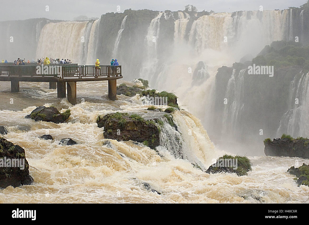 Brasilien, Iguaçu-Fälle, Suche, Tourist, Südamerika, Iguacu Wasserfälle, Wasserfälle, Gewässer, Blick Kanzel, Person, Tourist, Ort von Interesse, Attraktion, Touristenattraktion, Urlaub, Reiseziel, Tourismus, Natur-Reserve, UNESCO-Welt-Natur-erben, Stockfoto